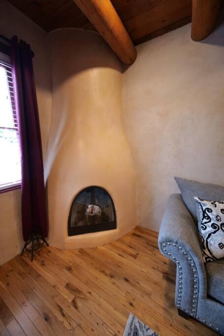 Magical Santa Fe Stay, Minutes From Town Square, Sleeps 4, Includes Free Parking And Outdoor Hot Tub! Exterior foto